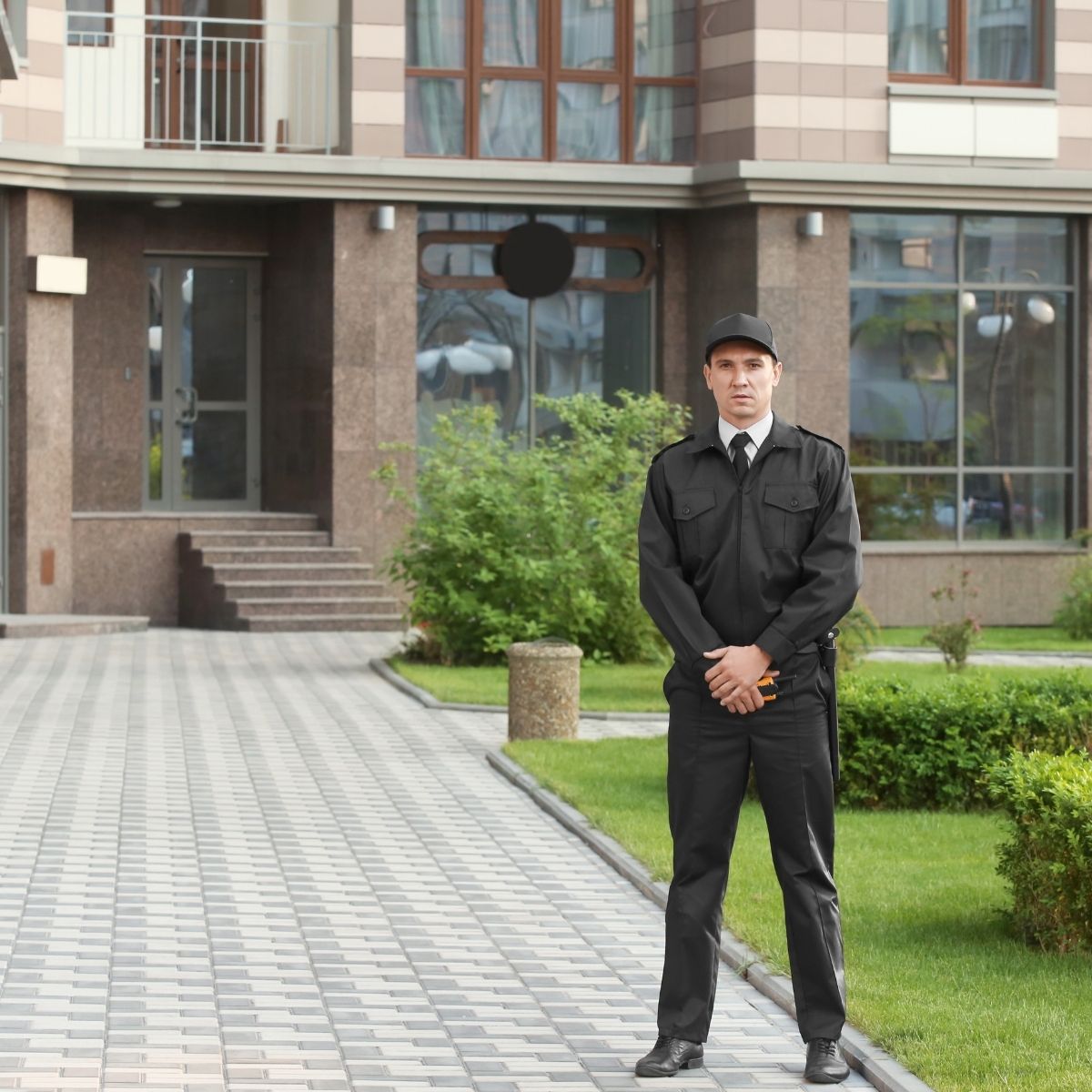 Agent de sécurité en uniforme, illustration de la vigilance et du professionnalisme dans le cadre d’une formation sécurité. Agent de sécurité en uniforme.