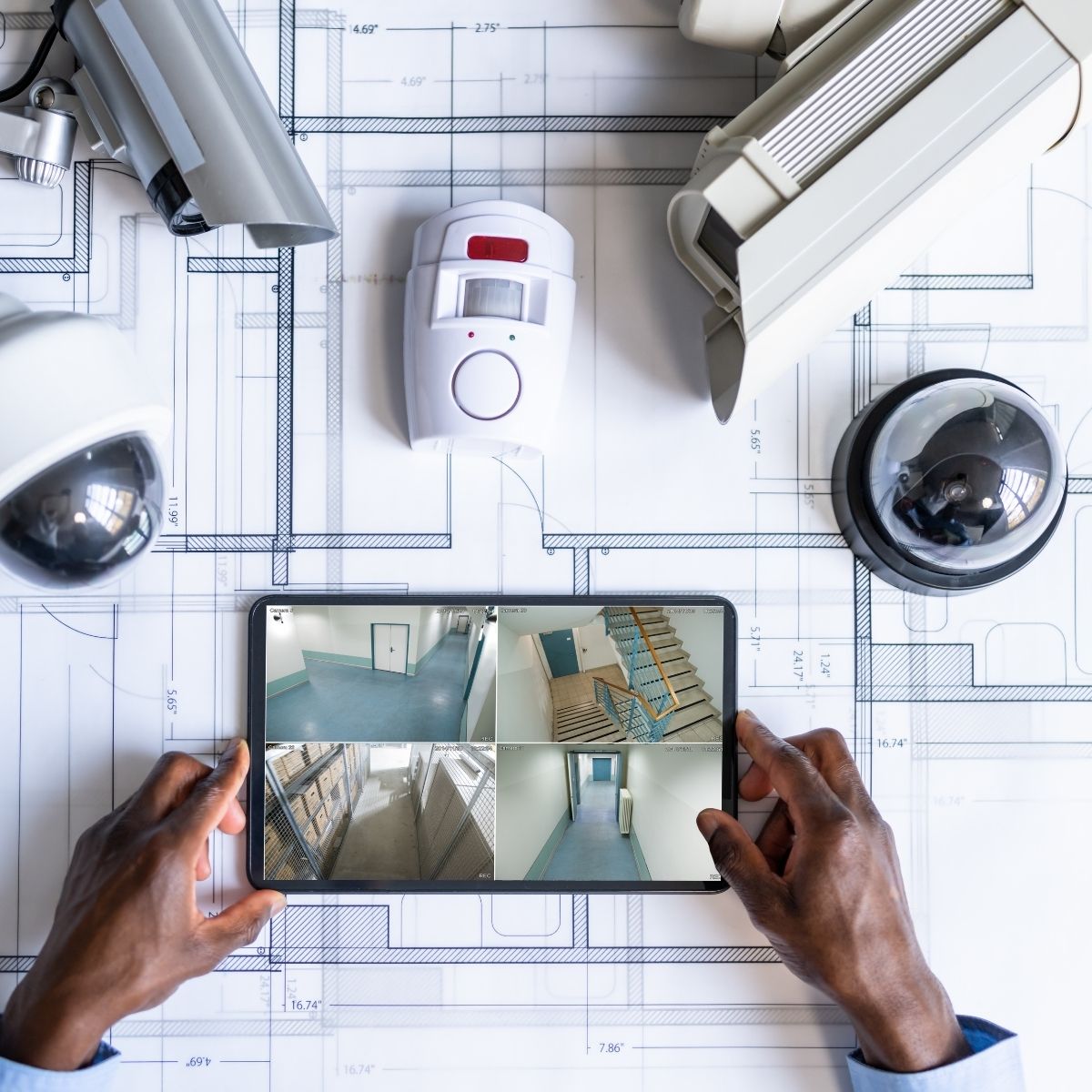 Un opérateur de télésurveillance effectue son métier via des caméra de vidéo surveillance Agent de sécurité privé en vidéo surveillance.