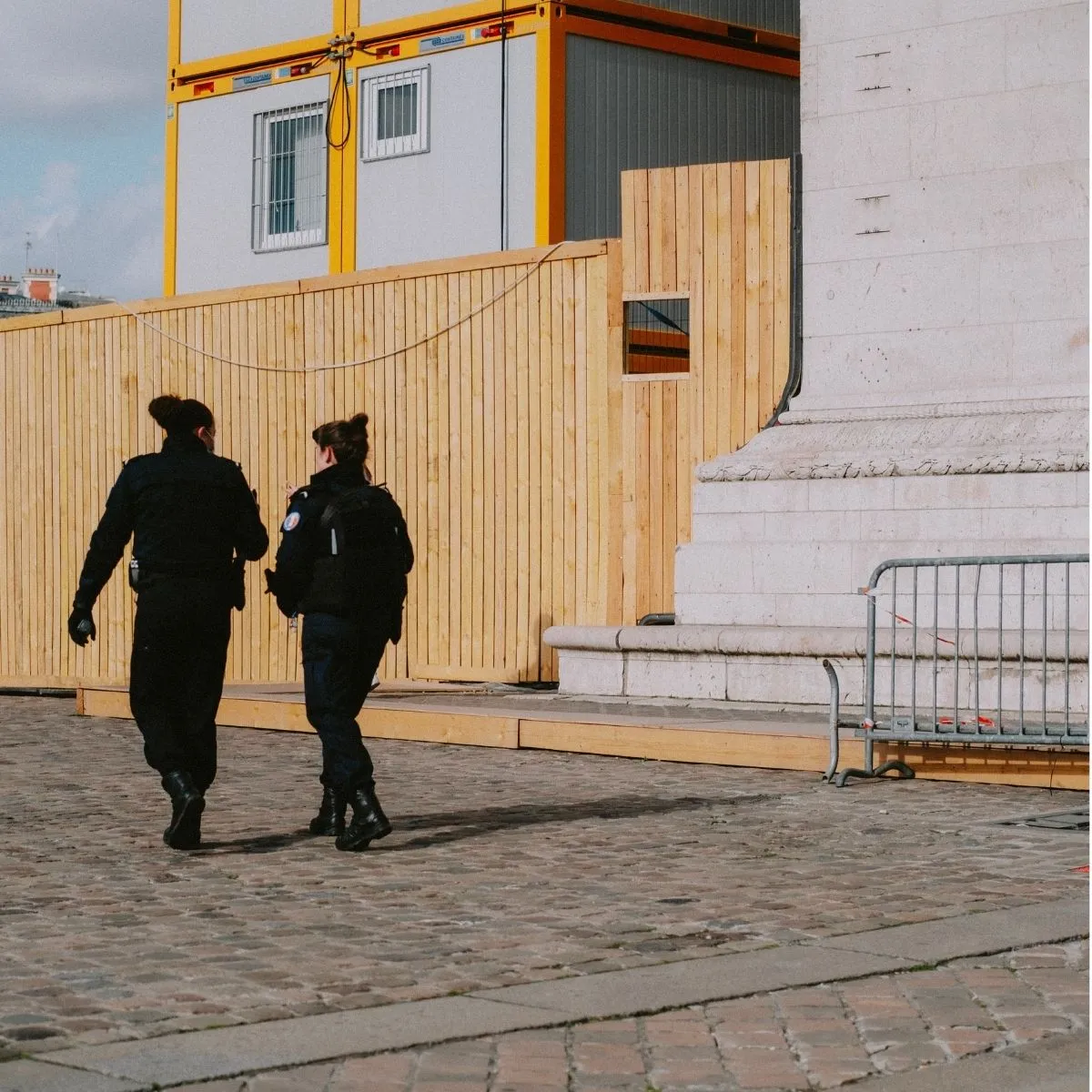 Agent de sécurité en formation sur un chantier protégé. Agent de sécurité en formation sur un chantier.