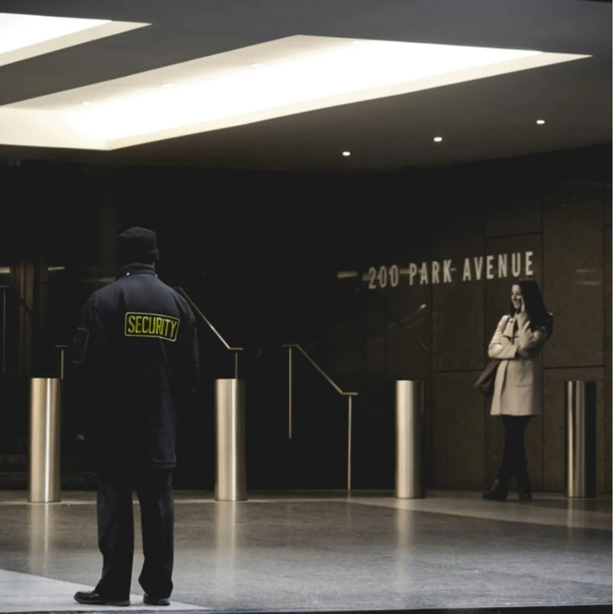 Agent de sécurité incendie surveillant l’entrée d’un bâtiment. Agent de sécurité incendie.