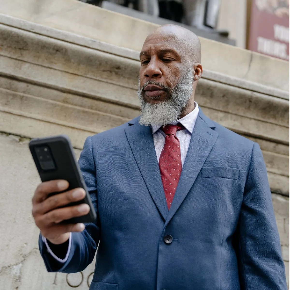Agent de sécurité vérifiant sa carte professionnelle CNAPS avec son smartphone. Agent de sécurité vérifiant sa carte professionnelle CNAPS.