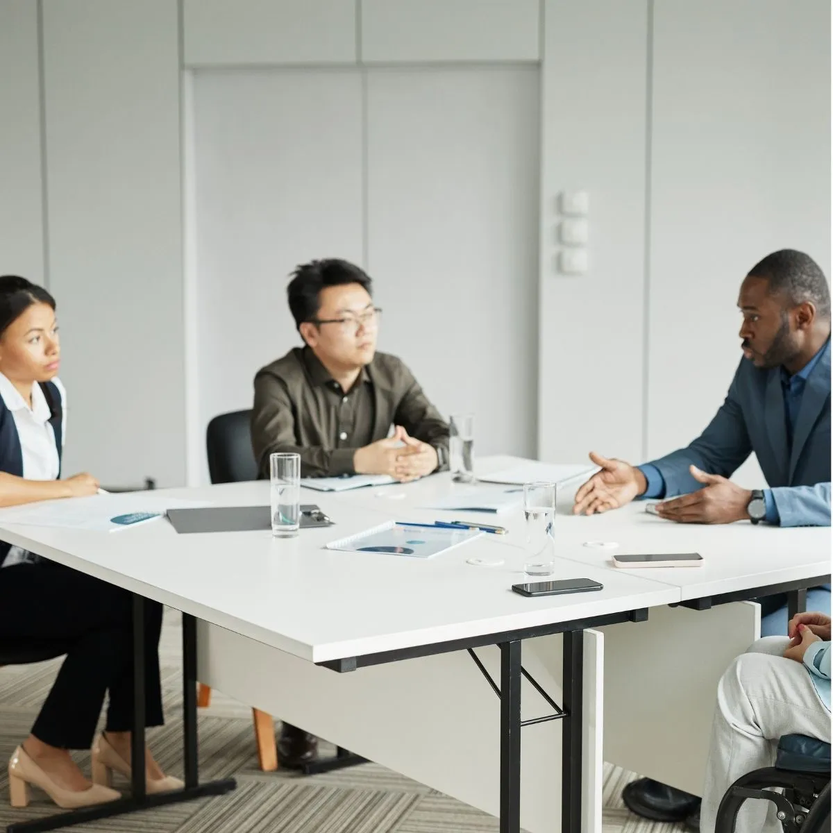 Équipe de sécurité en réunion. Impliquer les agents dans la vie de l’entreprise et leur offrir de la formation crée un sentiment d’appartenance fort, clé pour la fidélisation. Équipe de sécurité en réunion.