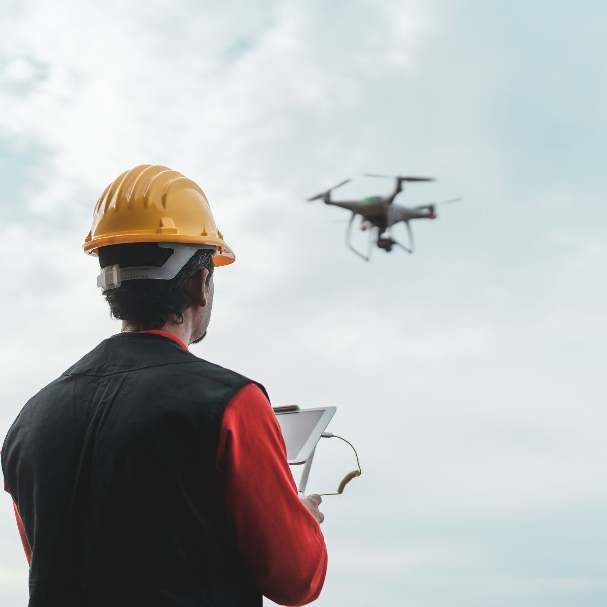 Un agent de sécurité privée assure la surveillance d’un site industriel grâce à l'utilisation d'un drone. Un agent de sécurité privée assure la surveillance d’un site industriel.