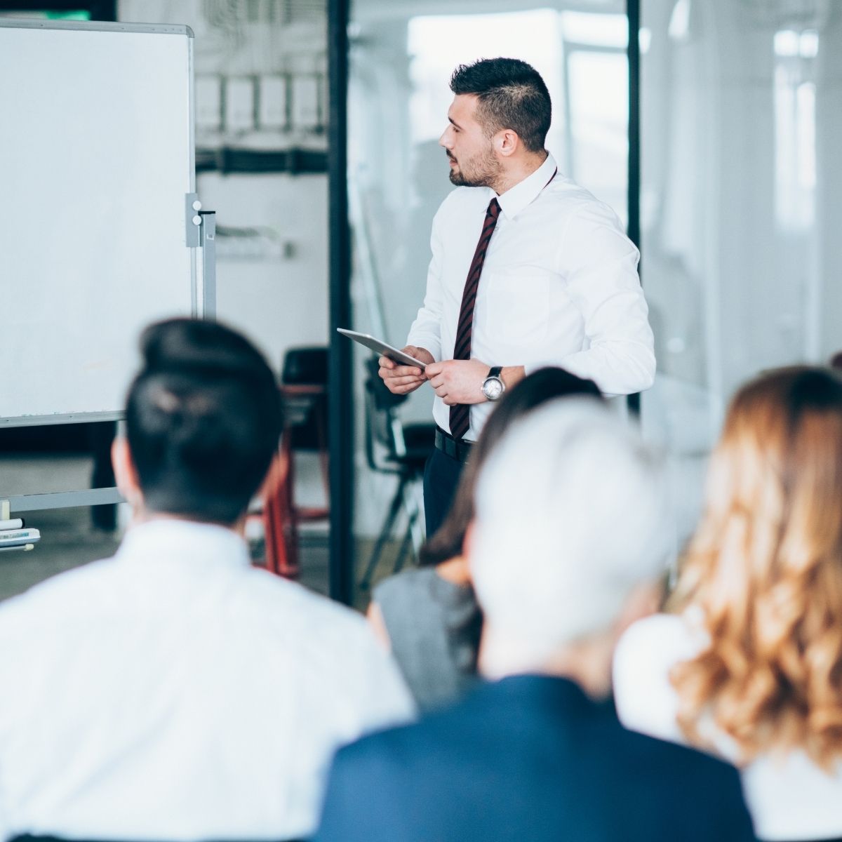 Agent de sécurité formé qui explique les différentes formations et spécialisation disponible pour les nouveaux agents de sécurité privée. Explication des différentes formations et spécialisation.