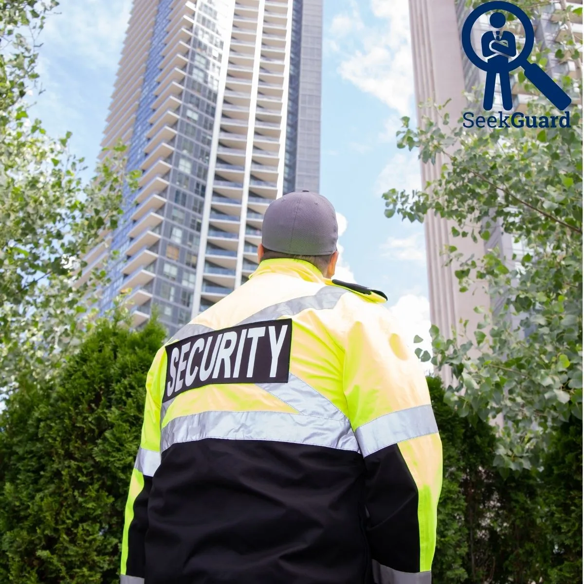 Un agent de sécurité portant une veste jaune fluo « SECURITY » debout sur un trottoir. Un agent de sécurité portant une veste jaune fluo.
