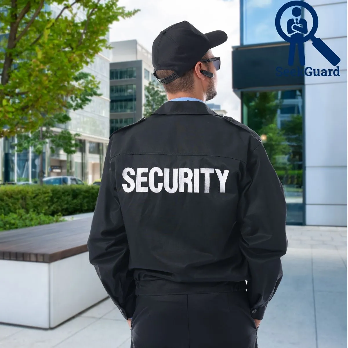 Un agent de sécurité privé en uniforme marche à l’extérieur. Un agent de sécurité privé en uniforme.