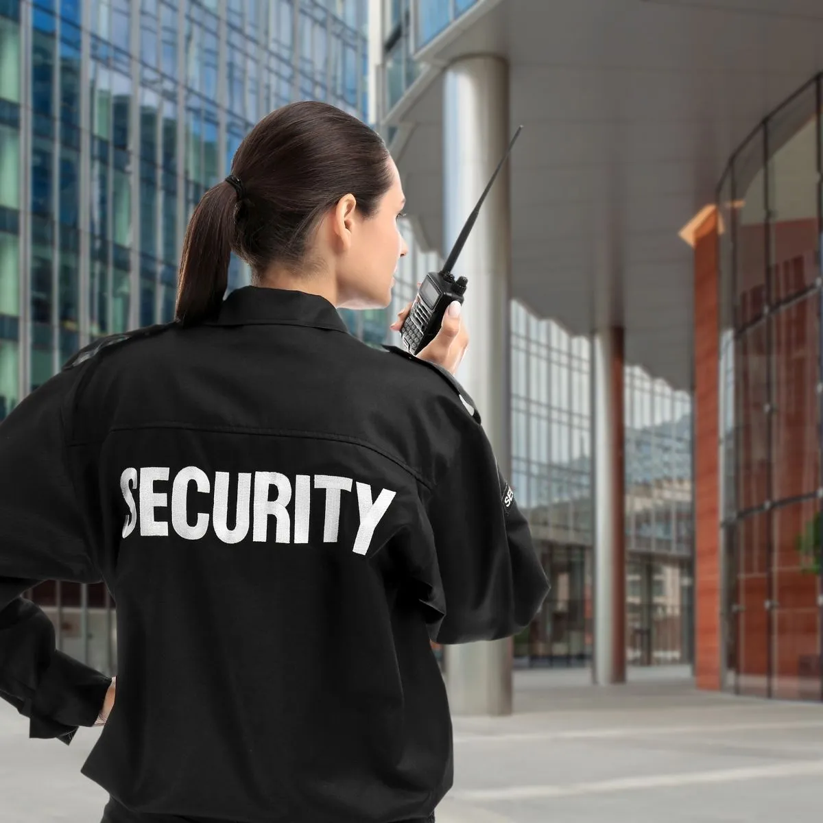 Agent de sécurité en uniforme. Agent de sécurité en uniforme.