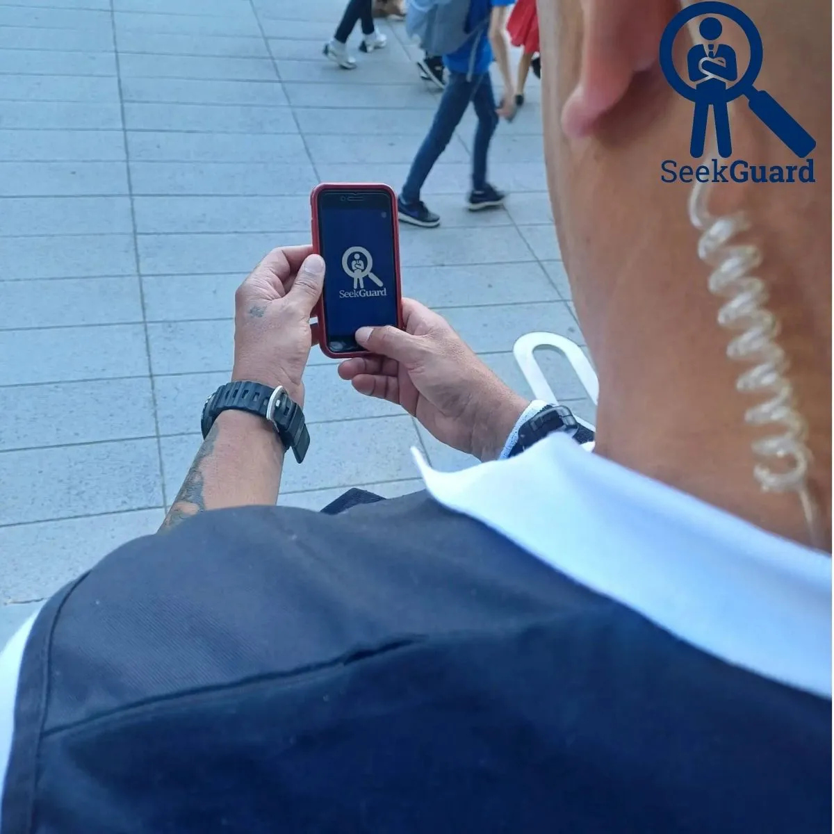 agent de sécurité qui se connect sur l’interface mobile SeekGuard. agent de sécurité qui se connect sur l’interface mobile SeekGuard.