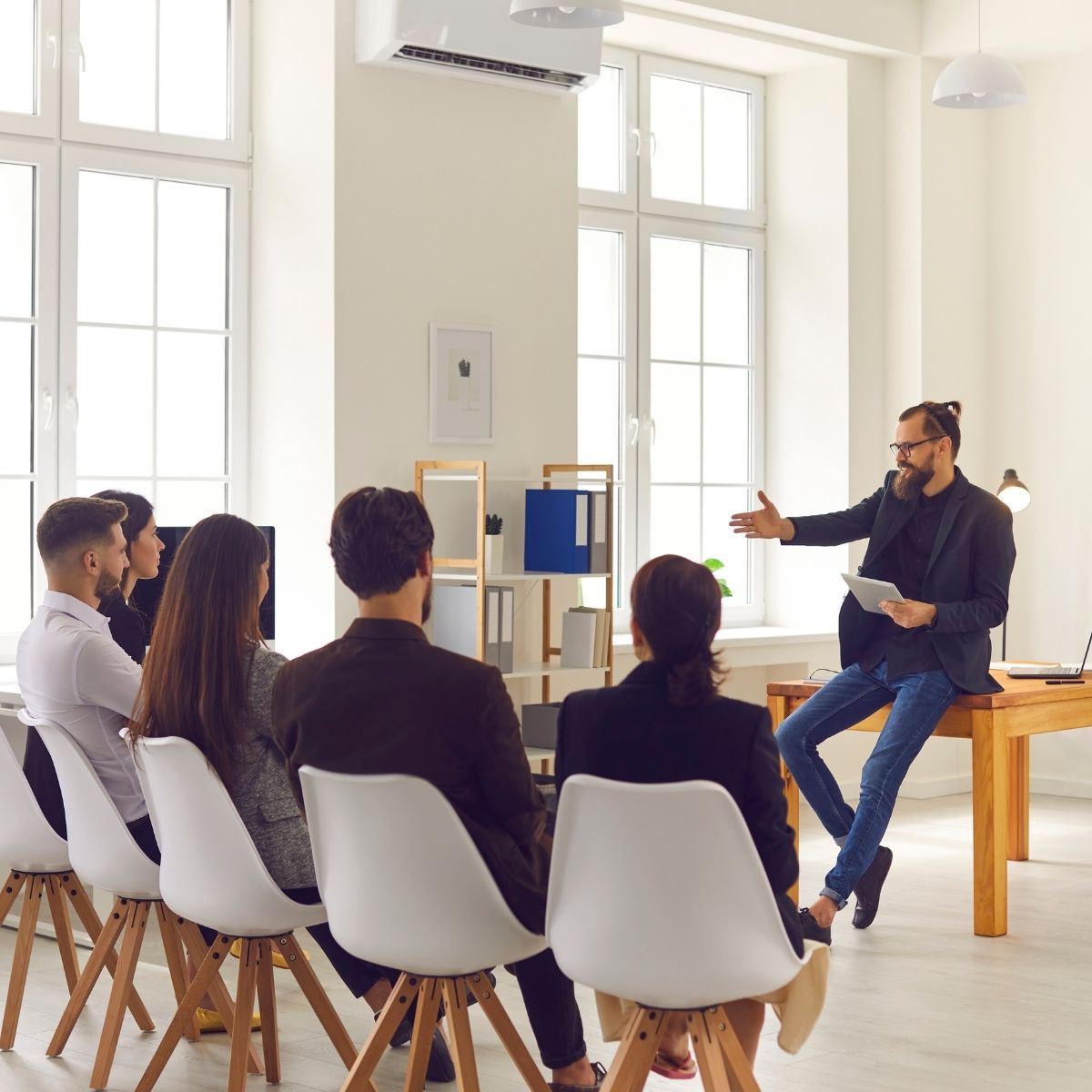 Un formateur en sécurité privée enseigne à plusieurs agents de sécurité privée Formation agents de sécurité privée